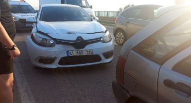 Kocaeli'de iki otomobil çarpıştı: 1 kişi yaralandı
