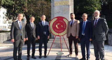 Muhtarlardan çelenk ve saygı duruşu