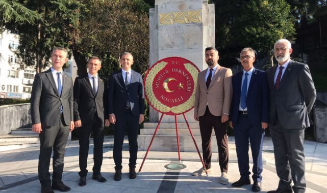 Muhtarlardan çelenk ve saygı duruşu