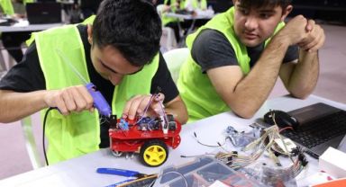 Öğrenciler tasarladıkları robotları yapmak için ter döktü