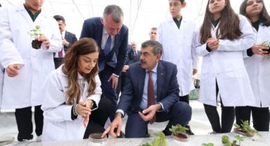 Öğrenciler topraksız tarım Ar-Ge serasında çilek yetiştiriyor