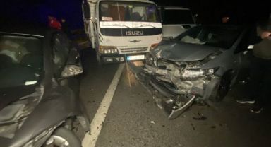 Ortalık savaş alanına döndü: 26 araç kazaya karıştı, 13 kişi yaralandı