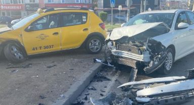 Otomobille ticari taksi çarpıştı: 2'si çocuk 4 yaralı