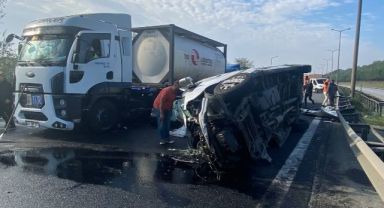 Otoyolda arızalanan tır, zincirleme kazaya sebep oldu: 3 yaralı