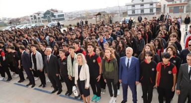 Özyiğit ve Başkan Büyükgöz bayrak töreninde