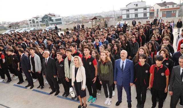 Özyiğit ve Başkan Büyükgöz bayrak töreninde