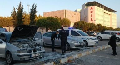Park ettiği otomobili saniyeler içinde alev aldı