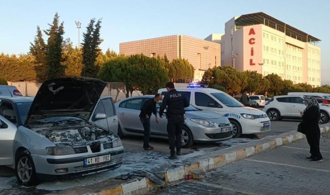 Park ettiği otomobili saniyeler içinde alev aldı