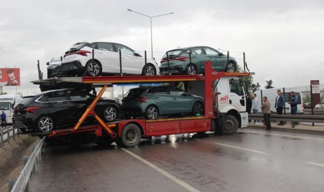 Sıfır araçların yüklü olduğu tır makaslama yaptı