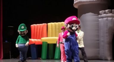 Süper Mario ve İhtiyar Kedi çocukların yüzünü güldürdü