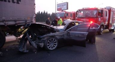 TEM’de kamyona çarpan lüks otomobil kağıt gibi ezildi: 1 ölü, 2 yaralı