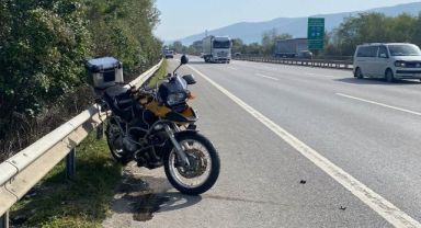 TEM'de sürücü ve yolcu yola savruldu, motosiklet metrelerce sürüklendi