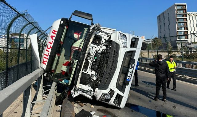 TEM Otoyolu'nda demir yüklü tır devrildi: 1 yaralı