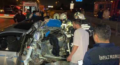 Tırın çarptığı otomobil kağıt gibi ezildi: 1'i çocuk 5 yaralı