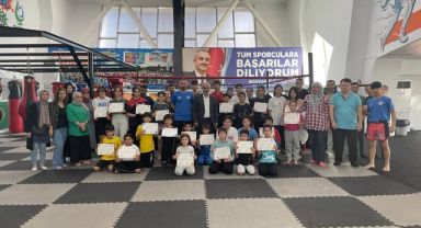 Yeni kick bokscular kuşak diplomalarını aldı