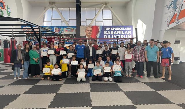 Yeni kick bokscular kuşak diplomalarını aldı