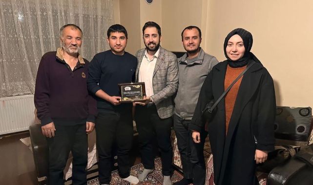 AK Gençlerden vefa plaketi