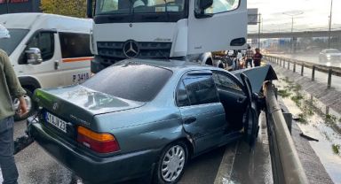 Beton mikseri ile çarpışan otomobil hurdaya döndü