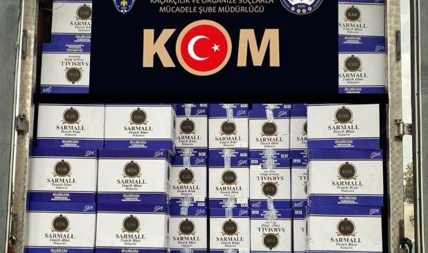 Durdurulan araçtan 8 milyon 300 bin kaçak makaron çıktı