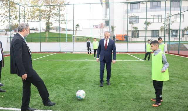 Halı sahadaki ilk maçın başlama vuruşu protokolden