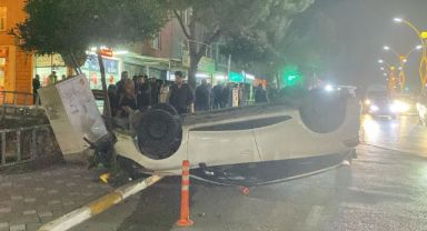 Halk otobüsüne çarpan otomobil takla attı