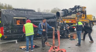 Havalimanından aldığı yolcuları taşıyan servis minibüsü devrildi