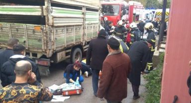 Kamyonetin altında kalan yaşlı adamı hayata döndürmek için zamanla yarıştılar