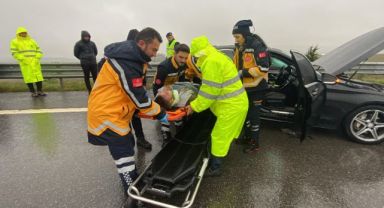KMO'da lüks otomobil tıra çarptı: 2'si ağır 3 yaralı
