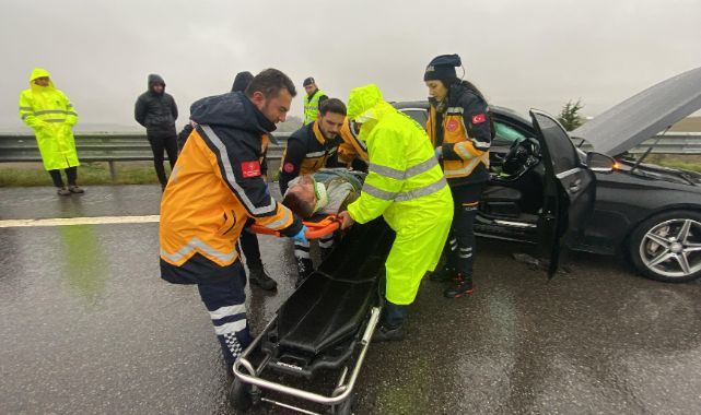 KMO'da lüks otomobil tıra çarptı: 2'si ağır 3 yaralı