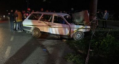Kocaeli’de otomobil elektrik direğine çarptı: 4 yaralı