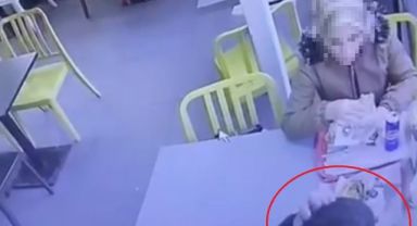 Kopardığı saçını yemeğine böyle attı