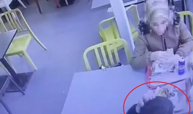 Kopardığı saçını yemeğine böyle attı