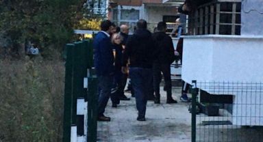 Odaya kilitleyip dövdüğü babasını rehin aldı