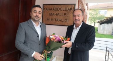 Öğretmen emeklisi muhtarlara duygulandıran ziyaret