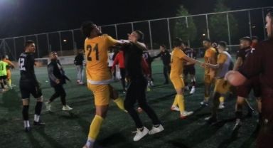 Sahaya atlayan taraftara futbolcu tokadı