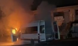 Servis minübüsü alev topuna döndü: İşçiler ölümden kıl payı kurtuldu