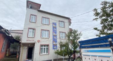 Su giderini temizlemek için çıktığı çatıdan düştü