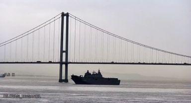 TCG Anadolu tüm heybetiyle İzmit Körfezi'nde