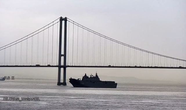 TCG Anadolu tüm heybetiyle İzmit Körfezi'nde