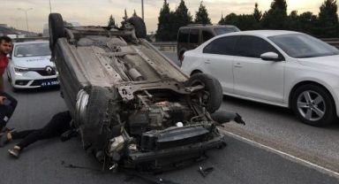 TEM'de kontrolden çıkan otomobil takla attı: 3 yaralı