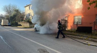 Alev alan otomobili Büyükşehir itfaiyesi söndürdü