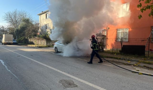 Alev alan otomobili Büyükşehir itfaiyesi söndürdü