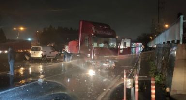 Bariyerleri aşan tır karşı şeritte durabildi
