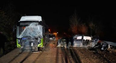 Belediye otobüsüyle çarpışan otomobil hurdaya döndü: 1 ölü, 2 yaralı