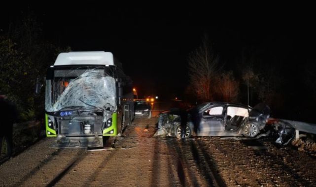Belediye otobüsüyle çarpışan otomobil hurdaya döndü: 1 ölü, 2 yaralı
