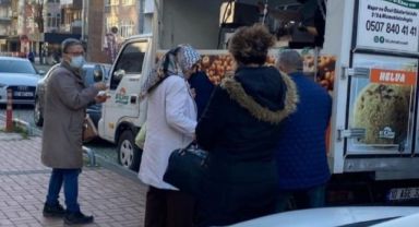 Boşanma davasını kazanınca sevinçten lokma dağıttı