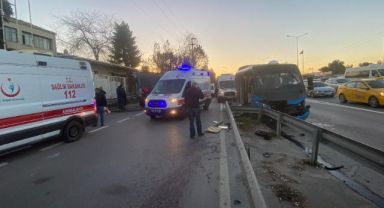 Gebze'de minibüs yol ayrımındaki bariyere çarptı : 15 yaralı