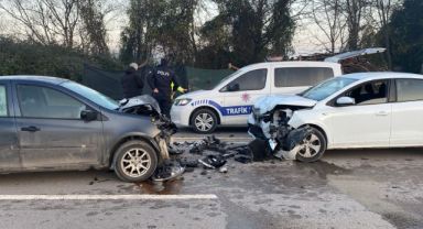 İki otomobil kafa kafaya çarpıştı: 2'si çocuk 4 yaralı