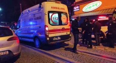 Kız arkadaşıyla yolda yürürken husumetlisi tarafından bıçaklandı
