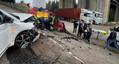 Kocaeli'de 2 araç kafa kafaya çarpıştı: 3 yaralı